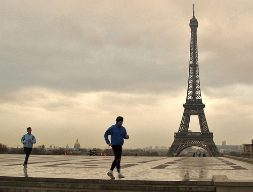 Deportitas por la Torre Eiffel
