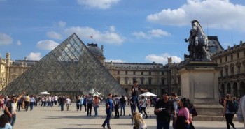 Turistas visitando París